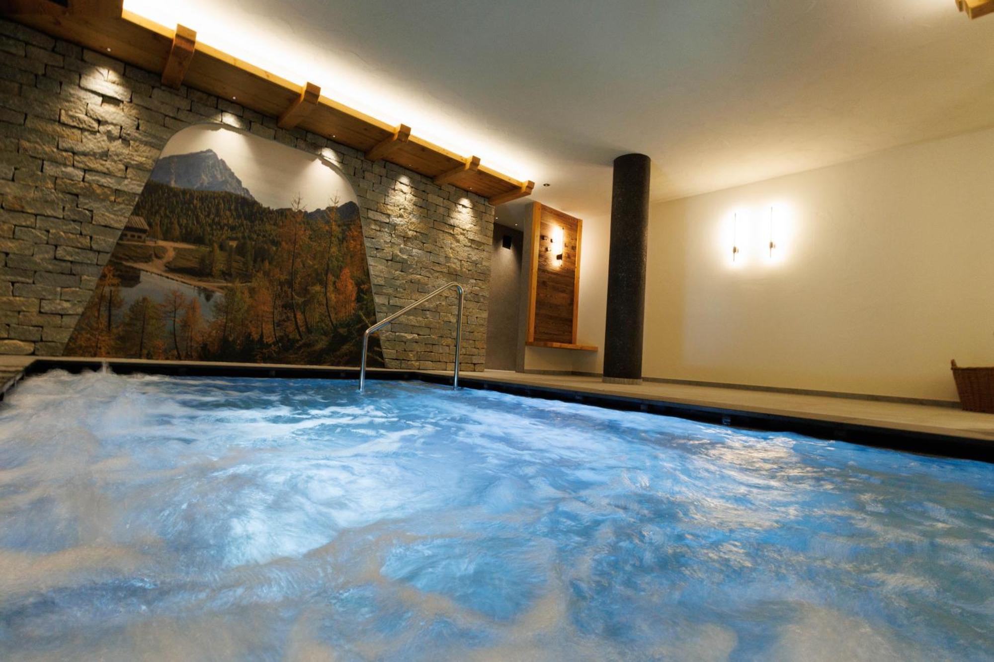 Hotel Hubertushof Dobbiaco Esterno foto