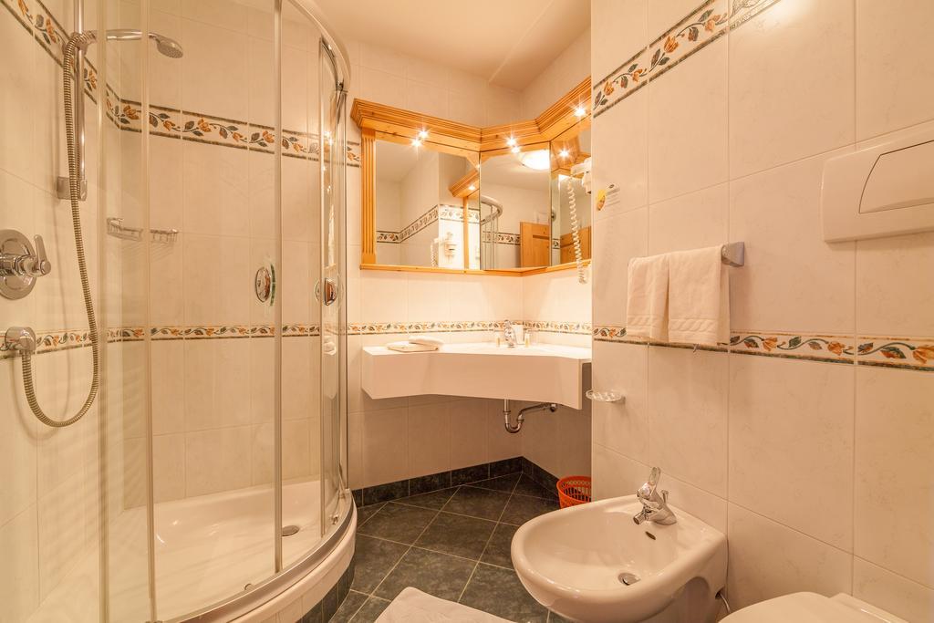 Hotel Hubertushof Dobbiaco Esterno foto