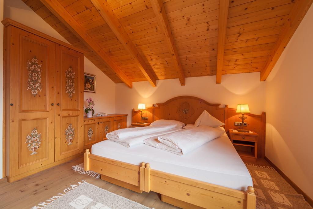 Hotel Hubertushof Dobbiaco Esterno foto