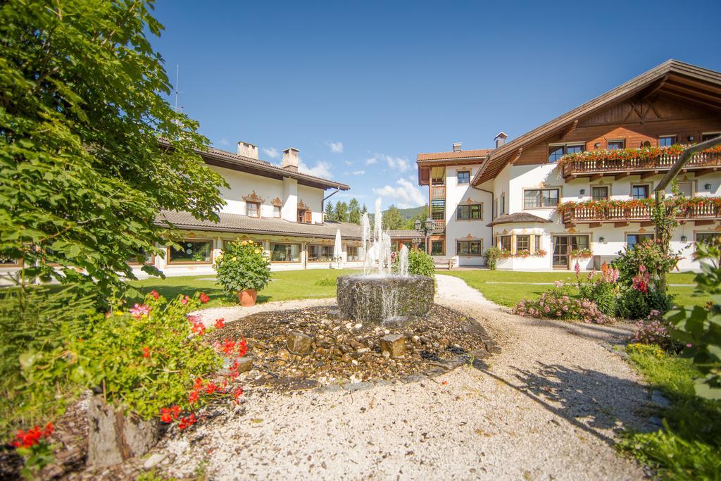 Hotel Hubertushof Dobbiaco Esterno foto